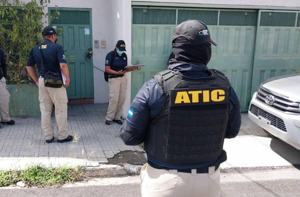 Berrios Escoto, se dedicaba a administrar los negocios de los que era propietario y se le investigaba por sus supuestos nexos con Mejía Duarte en las actividades de la organización criminal que dirigía el extraditado.