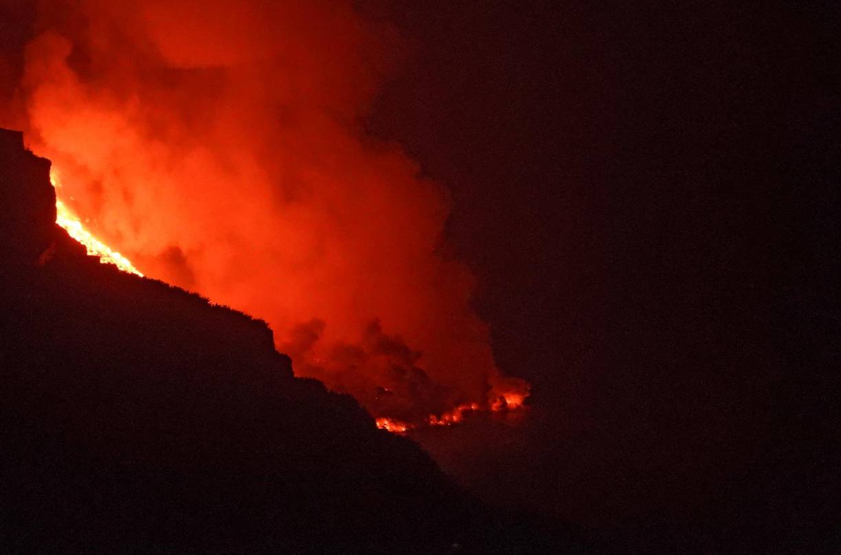 La lava ha arrasado ya 656 edificaciones --no todas viviendas-- y cubierto 268 hectáreas, según el sistema de medición geoespacial europeo Copernicus, en esta isla de 85.000 habitantes que vive del cultivo del plátano y del turismo. 