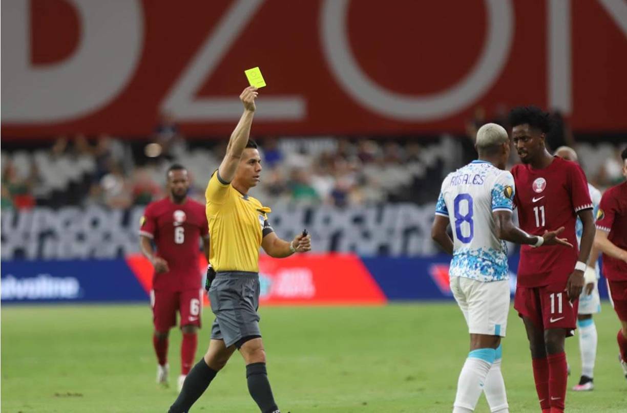 El árbitro estadounidense Armando Villarreal le muestra tarjeta amarilla a Joseph Rosales, quien se encaró con Yusuf Abdurisac.