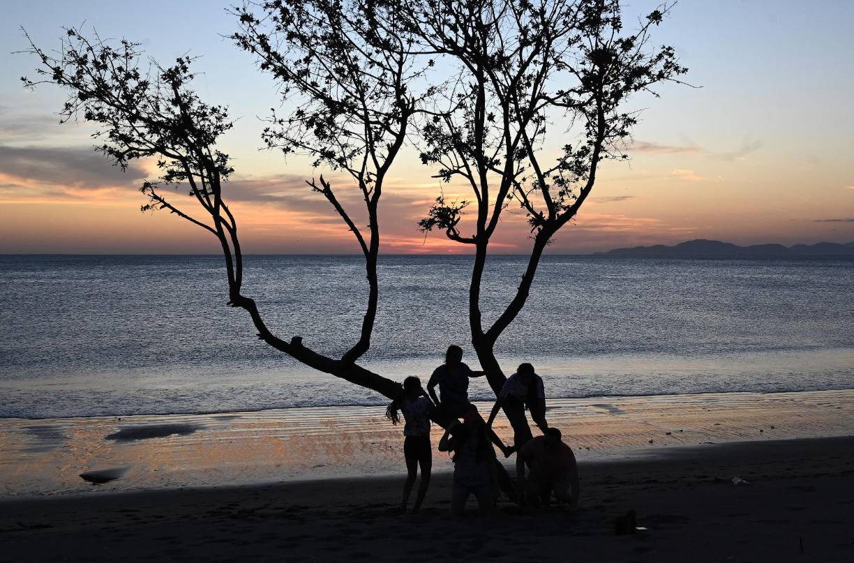 Las olas como un lento tsunami van arrasando propiedades en tierra firme en Cedeño y media docena de pueblos de pescadores del Golfo de Fonseca, unos 100 km al sur de Tegucigalpa y que Honduras comparte con El Salvador y Nicaragua.