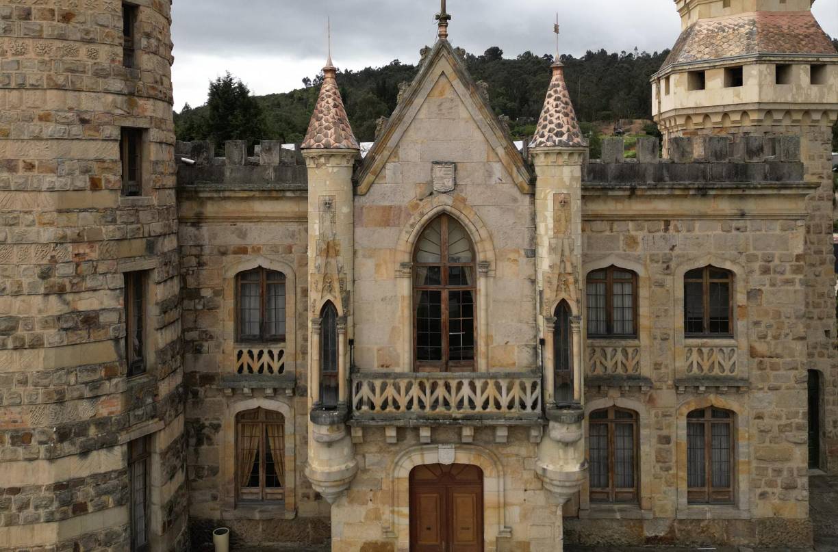 En una mansión de grifos de oro y bañera en forma de ostra, jefes paramilitares y narcotraficantes planeaban sus crímenes en Medellín. La lujosa propiedad fue decomisada en 2010 y pronto se convertirá en un laboratorio forense para identificar miles de desaparecidos en <b>Colombia</b>.