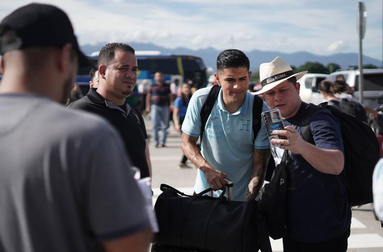 El delantero del Cetic de Escocia se llevó los reflectores y fue el más solicitado por los aficionados para tomarse fotos.