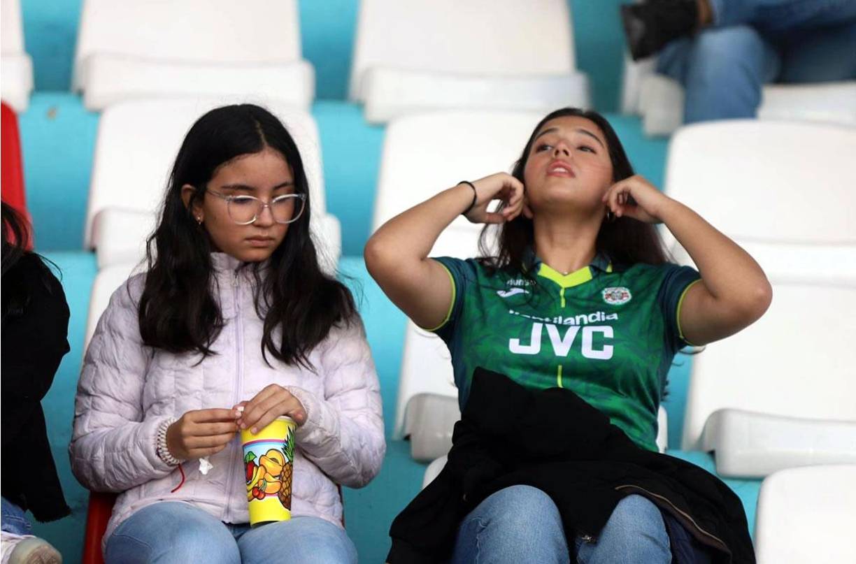Bellas aficionadas del Marathón asistieron al estadio capitalino para apoyar a su equipo frente al Olimpia.