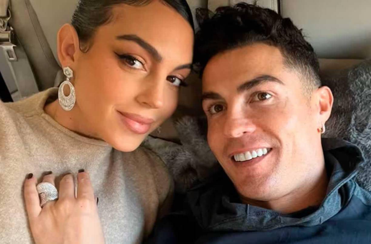 Al ver a Georgina tan pensativa, Cristiano Ronaldo no se lo piensa dos veces y le dice con una sonrisa pícara: “¿Quieres que te dé una idea?”. Está la cámara ahí”, señala entre risas.