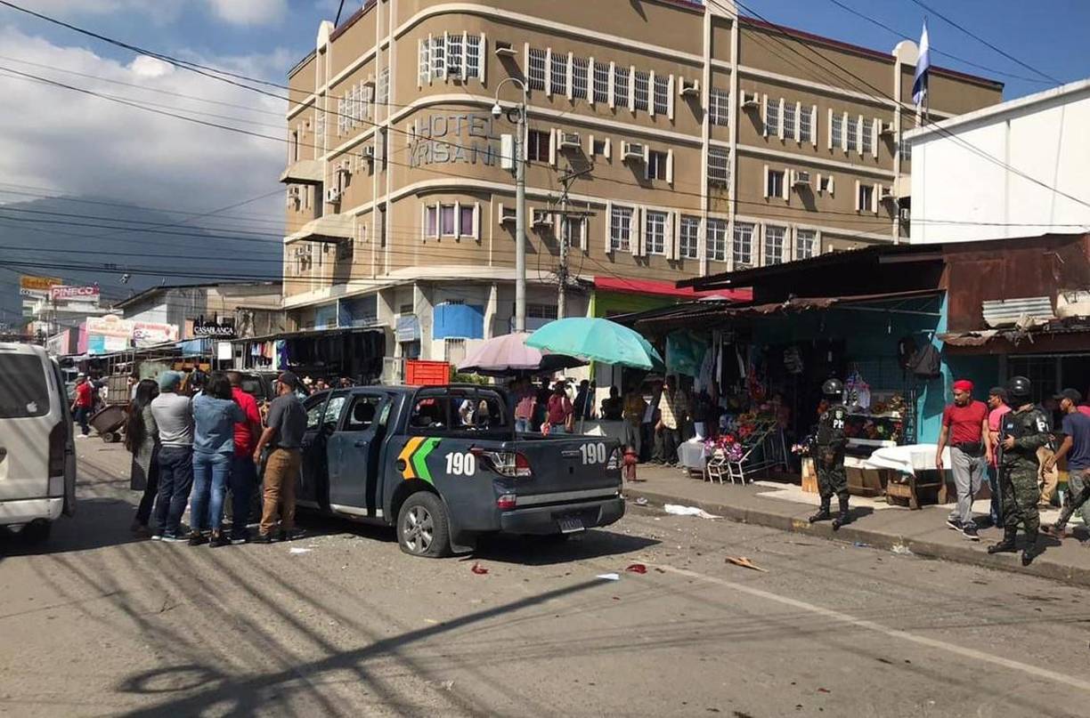 Supuestos vendedores destruyeron este jueves una patrulla de la Policía Municipal de San Pedro Sula. 