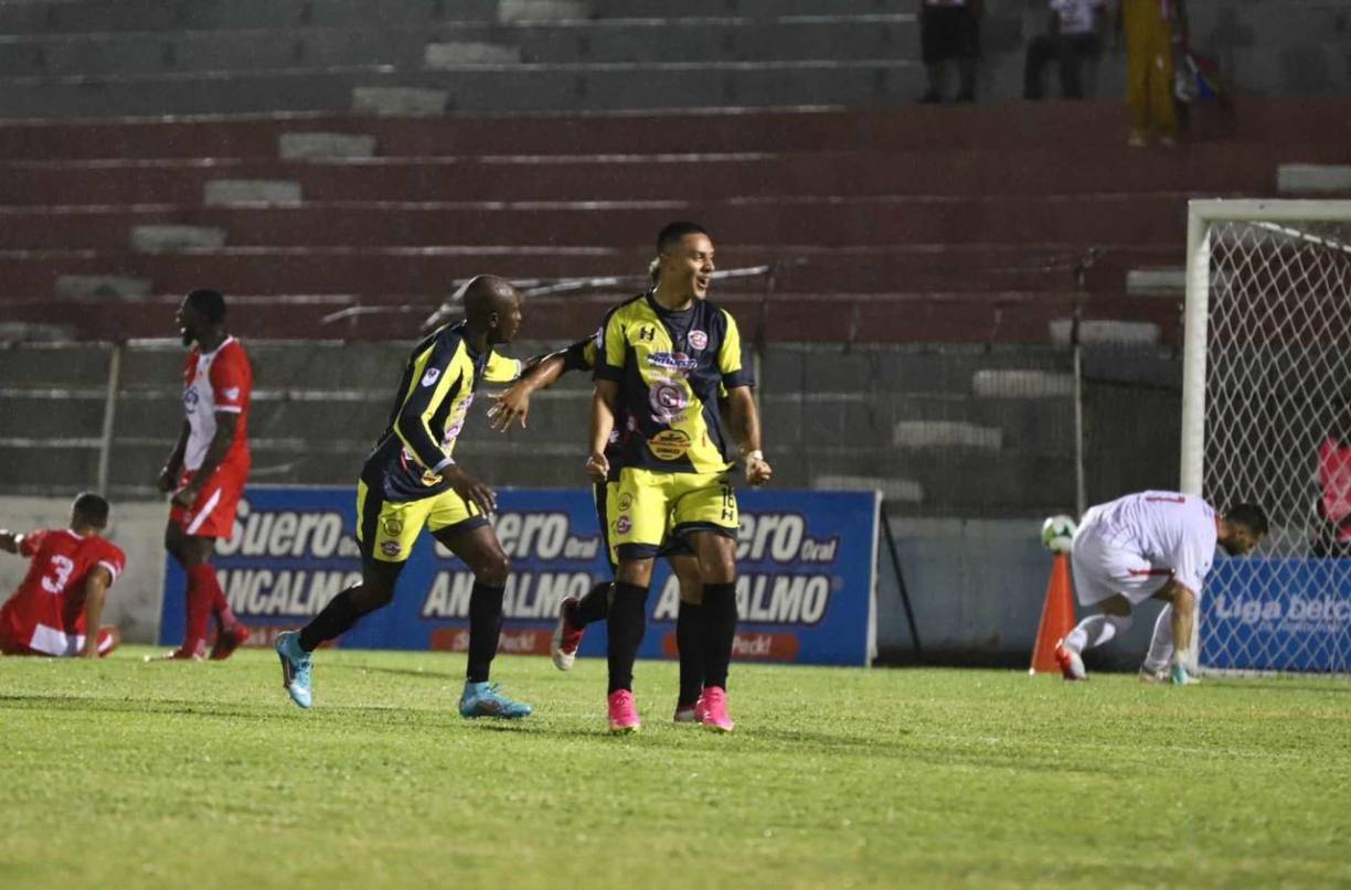 El atacante aprovechó un pase en el área grande y sin pensarlo dos veces remató para vencer a Quintero. 