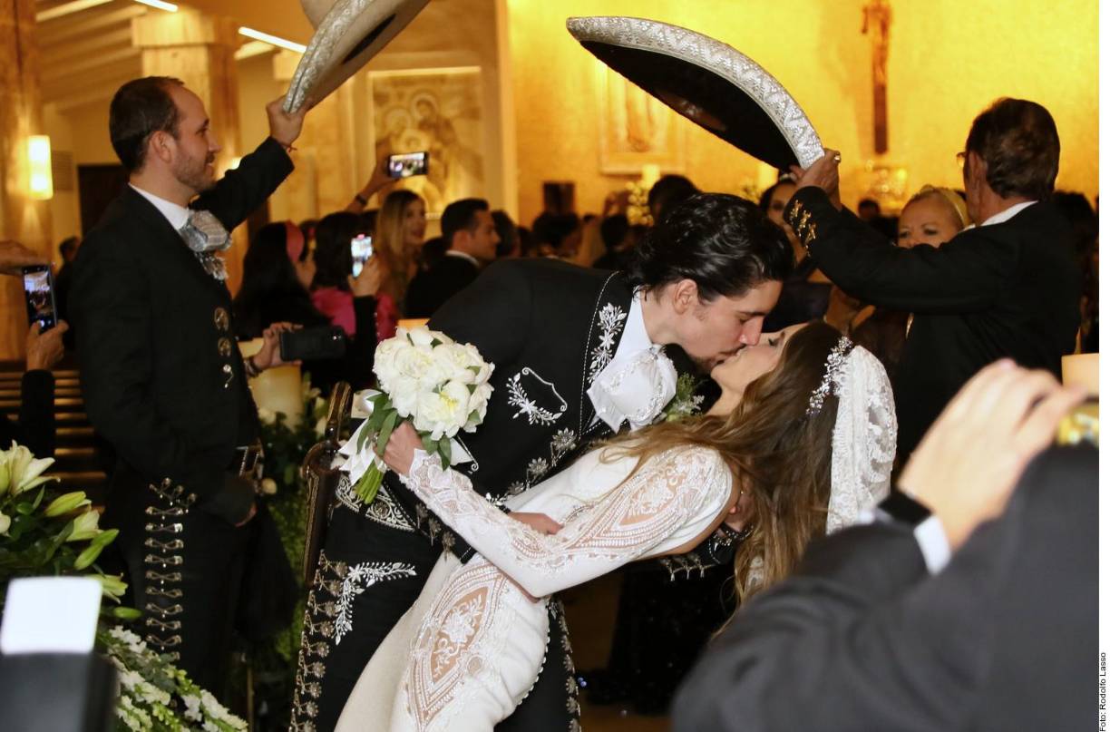 “El Potrillo” detalló también que la pistola que portó su hijo como parte del ajuar, se la regaló Vicente Fernández, a quien adelantó, que en su primer aniversario luctuoso, el próximo 12 de diciembre, la familia hará algo especial y no descartó la posibilidad de alguna actividad en la que pueda participar el público.