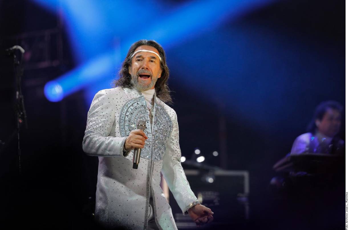  “Los portones se abren a las 7:00 pm, pero siempre le recomendamos al público llegar antes por las filas que se hacen. Sabemos que es mucha gente la que llegará a ver al Buki. Siempre le recordamos al público también que tratemos de mantener el respeto, sigamos las reglas básicas y no nos paremos en las sillas, ya que así bloqueamos la visibilidad de los demás”, solicitó Henry Andino de la productora BMP.