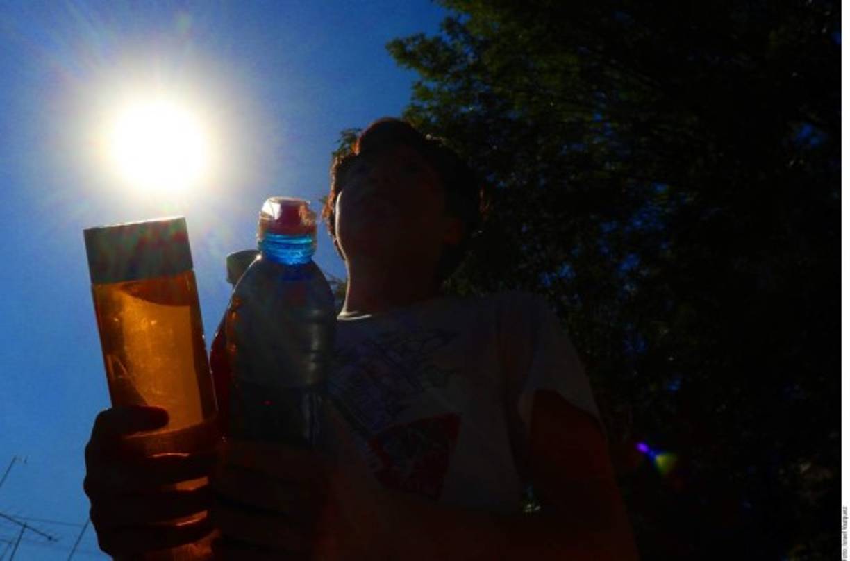 Con el intenso sol, conviene mantenerse bien hidratado para reponer los líquidos perdidos debido a la sudoración.
