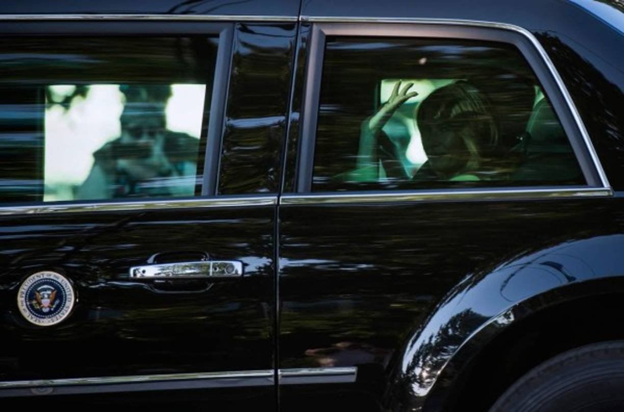 US First Lady Melania Trump waves to the crowd as she leaves with her husband after a summit between the US President and his Russian counterpart on July 16, 2018 in Helsinki. / AFP PHOTO / Jonathan NACKSTRAND