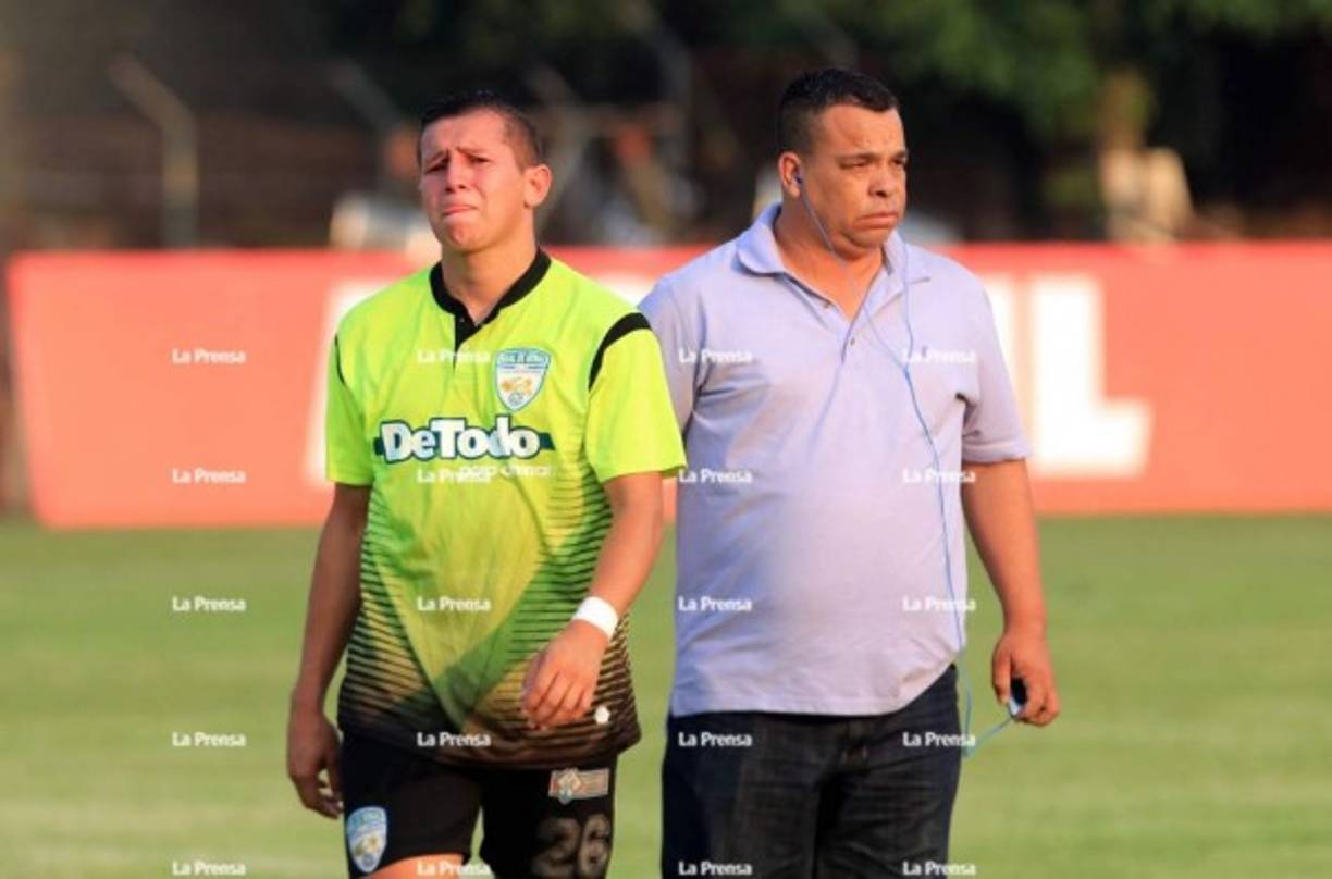 El jugador Óscar Corrales del Real de Minas rompió a llorar al final del partido.
