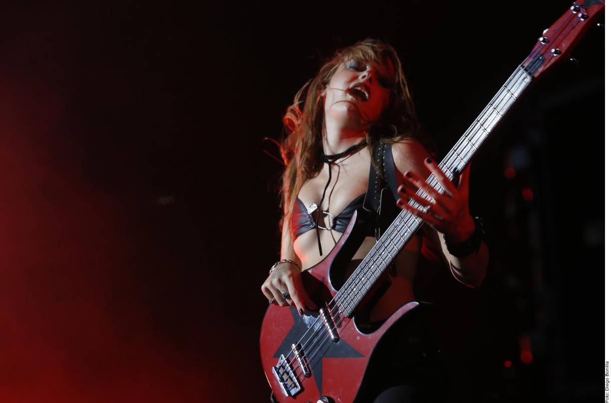 Así lo atestiguaron 21 mil fans, un lleno absoluto en el Palacio de los Deportes. Muchos de ellos llegaron a formarse desde el amanecer.Antes, con puntualidad, a las 21:00 horas, en un telón rojo en forma de letra “V” que cubría el escenario se empezaron a proyectar luces blancas mientras se escuchaban los riffs de guitarra y bajo con las notas de “Don’t Wanna Sleep”. 