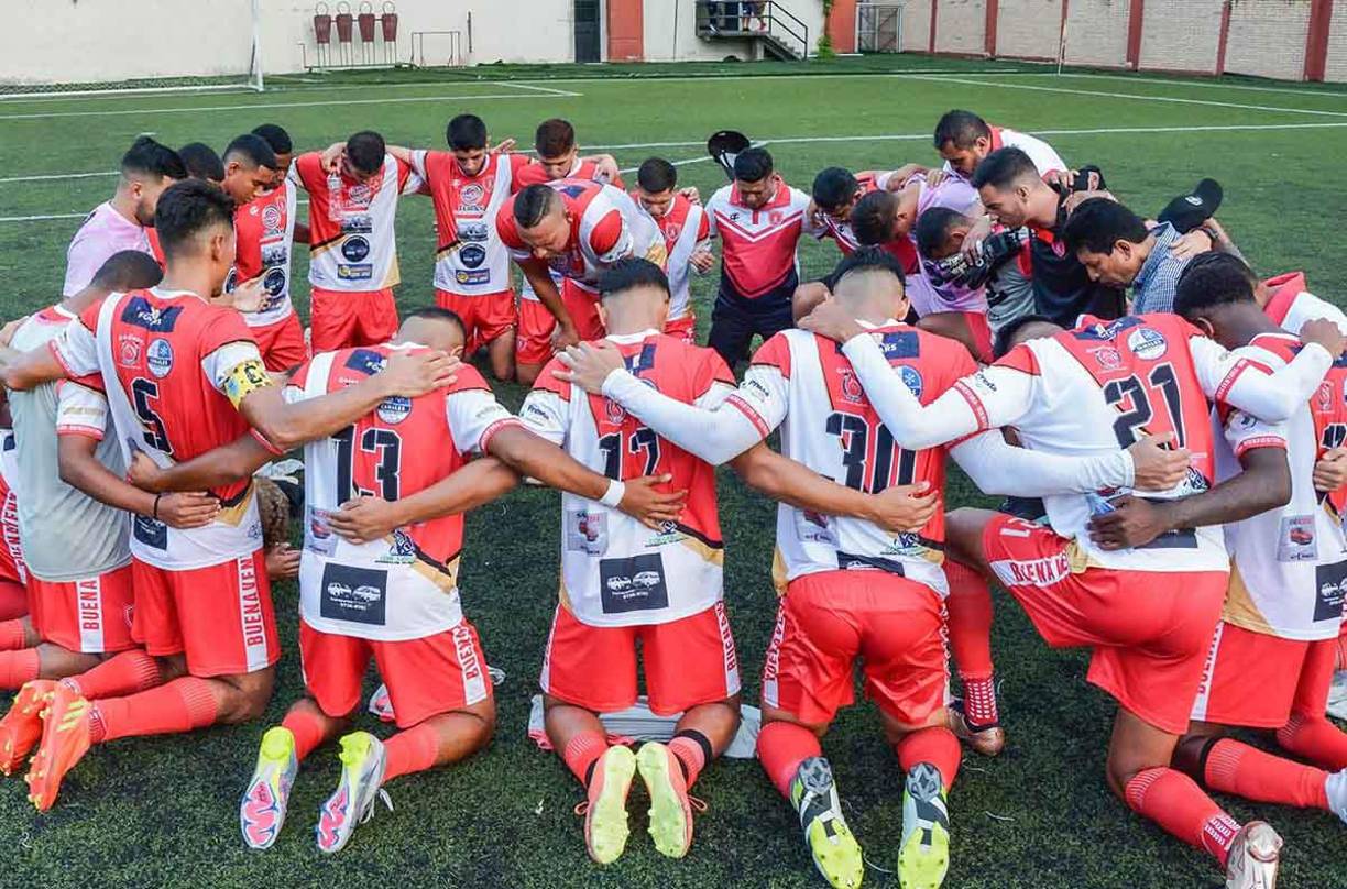 El club decidió relegarlo hasta que la situación cambiara. Los jugadores de la institución pedían a los directivos que no sacaran a Cerna.