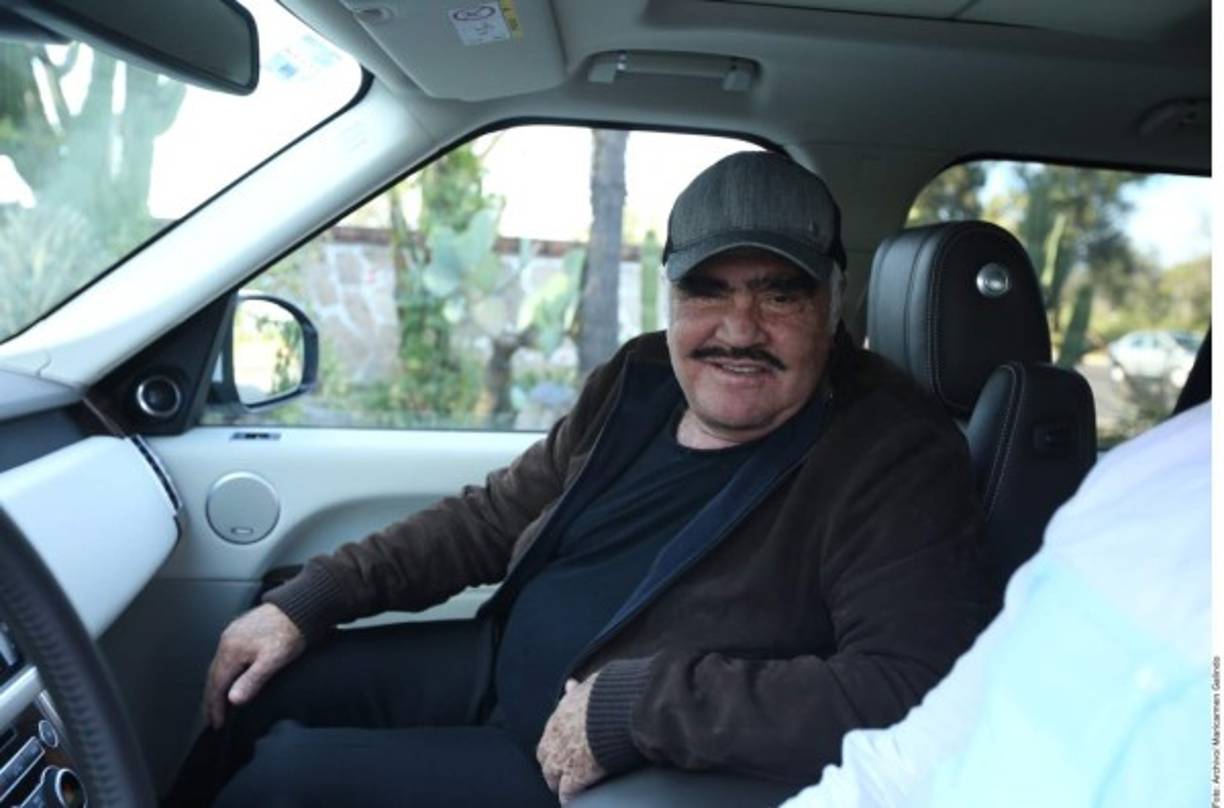 ENTRE LA ESPERANZA Y LA INCERTIDUMBRE<br/>En los últimos días, algunos fanáticos han llegado hasta el hospital para interpretar canciones que hicieron famoso a Fernández y dejar flores para el cantante. Algunos prefirieron dejar las ofrendas hasta las puertas de su rancho, ubicado en el municipio de Tlajomulco.<br/>