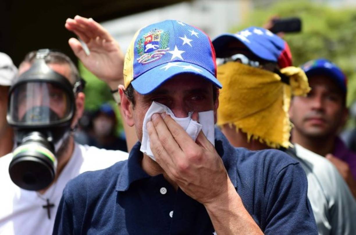 Cuando se acercaba, con las manos en alto, a la barrera con que militares bloqueaban el paso en la avenida Francisco Fajardo, el líder opositor Henrique Capriles recibió una lluvia de gases lacrimógenos. Varios manifestantes huyeron lanzándose al río Guaire (con aguas negras).