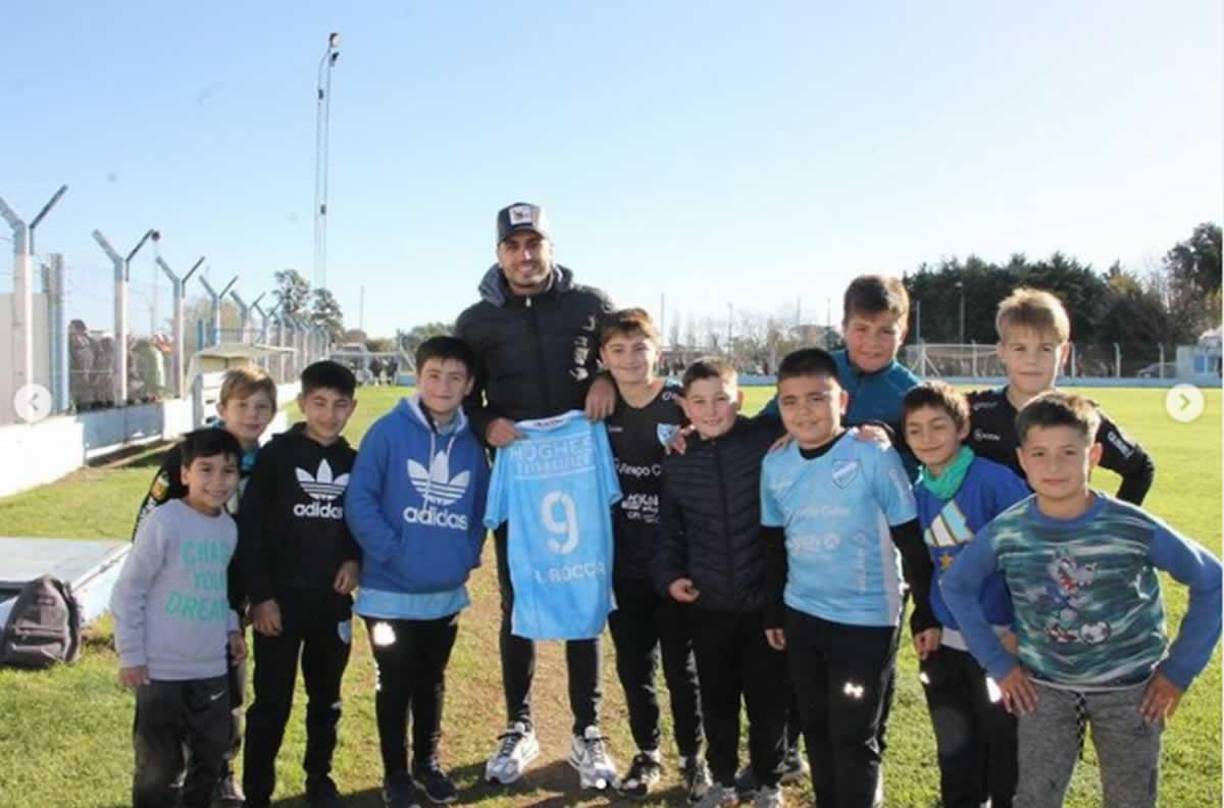 Ramiro Rocca - El delantero argentino del Real España ha pasado vacaciones en su país y recibió un homenaje del equipo Hughes FC, de su natal Santa Fe.