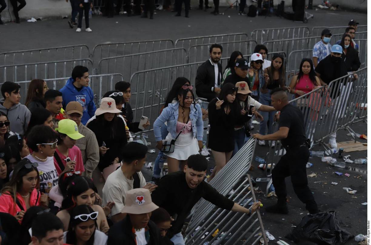 “En taquilla sólo nos dicen ‘enseñas la cuenta, pero no funciona. O fue tu banco o no existe tu boleto, pero no tenemos responsabilidad’”, dijo, entre lágrimas, Aitana Hernández, una diseñadora gráfica de 24 años que acampó desde el jueves y creó su atuendo a juego con el del “Conejo Malo”.