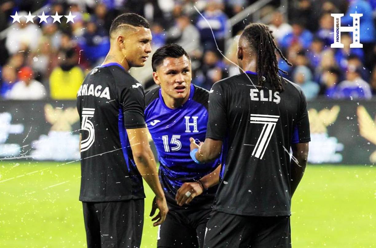 Alberth Elis, Kervin Arriaga y Denil Maldonado charlando al medio tiempo del partido.