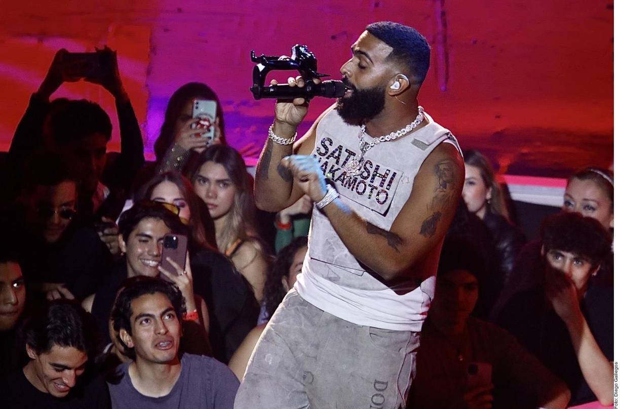 JUNIO <br />“Me gusta cuando nos reunimos en familia, ya sea en Estados Unidos o en Puerto Rico. ahí veo a mis hermanos de vida, a mis papás, me veo con mis amigos de siempre. El inicio del Verano me gusta porque usualmente disfruto a mi gente, y es el inicio de mis giras y no hay nada mejor que entrar en contacto directo con el público. Es una buena fecha para bailar”. Eladio Carrión, rapero