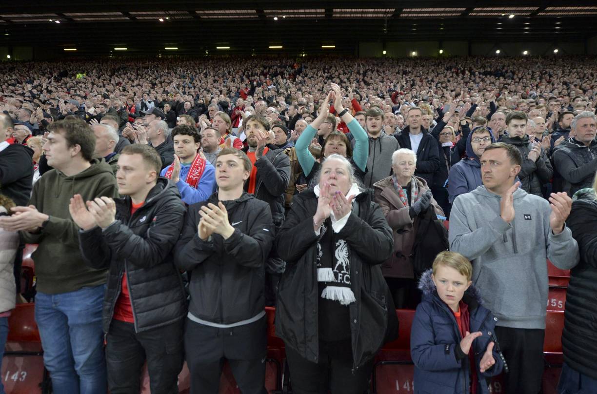 En el duelo Liverpool vs Manchester United en donde los redes golearon 4-0, la afición del equipo local sorprendió a propios y extraños al rendirle homenaje a Cristiano Ronaldo.