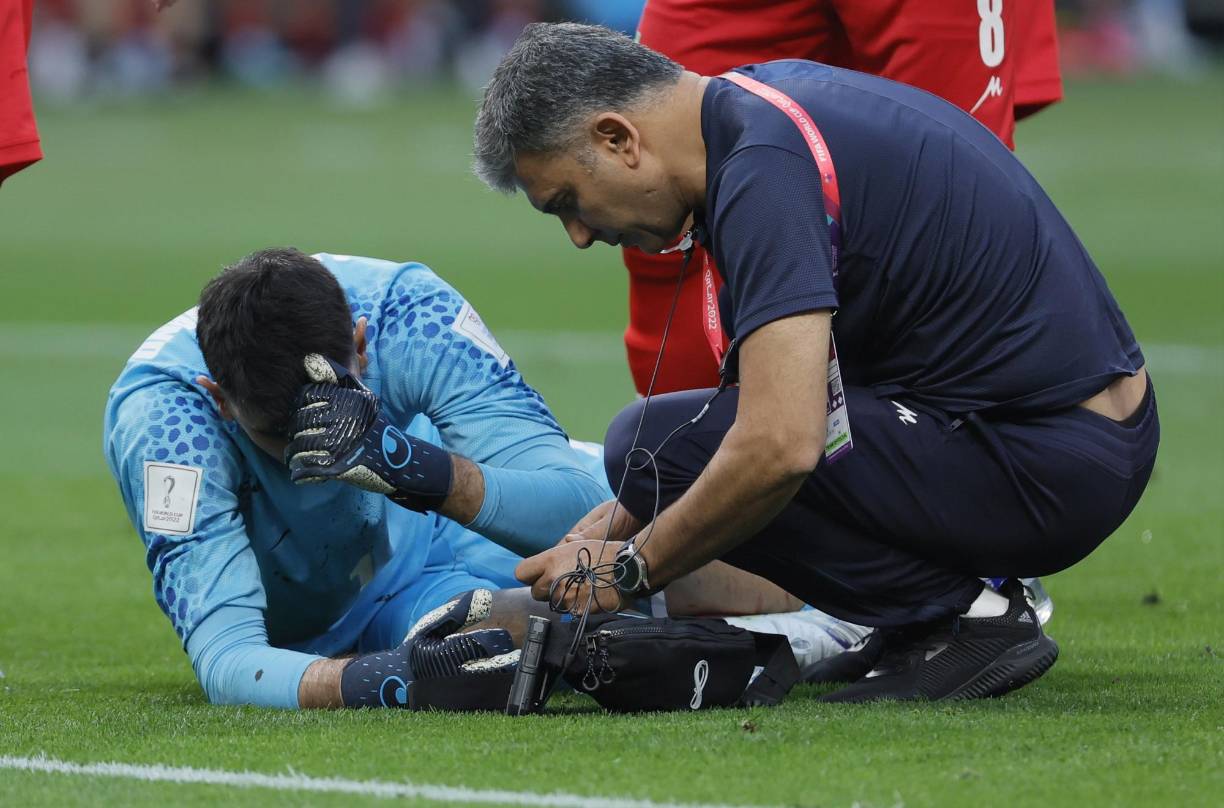 Después de reanudarse el juego, el arquero apenas aguantó un minuto, se lanzó al terreno de juego y pidió el cambio.