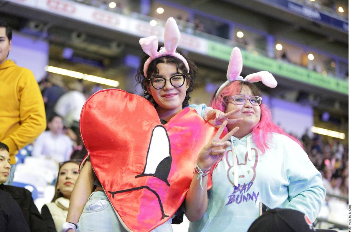 El “Conejo Malo” presentó sus más grandes hits como “Tití Me Preguntó”, “Ojitos Lindos”, “Efecto” y “Me Porto Bonito” al público regio y foráneo en este apabullante paso por Monterrey.