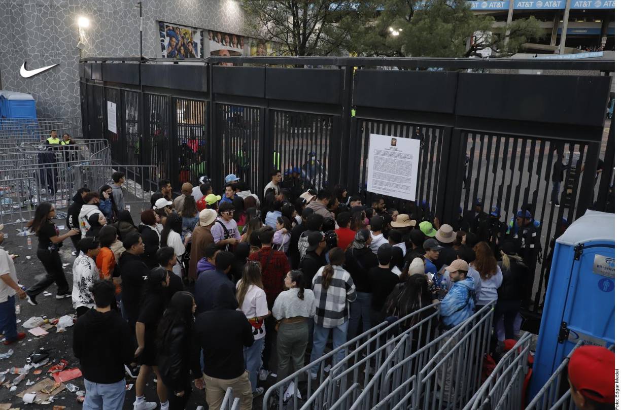 Además, dijo que para seguridad de los asistentes “se cancelaron dichos accesos” y exhortó a los afectados a interponer sus quejas directamente con Ticketmaster.