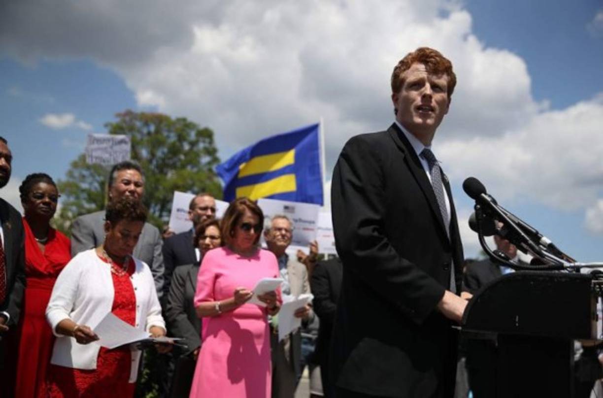 Joe Kennedy III, sobrino del expresidente John F. Kennedy, saltó a la fama tras desafiar a Trump durante el discurso de la Unión.<br/><br/>El político más joven de la dinastía Kennedy representante de la Cámara Baja por Massachusetts, captó la atención no solo por el parecido con su fallecido tío, sino también por responder en español a Trump y defender a los inmigrantes.