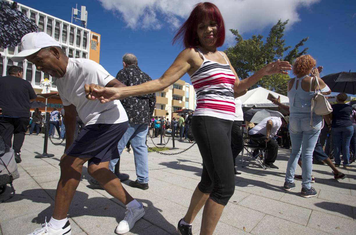 Varios seguidores del artista bailaron al ritmo de la salsa en la despedida de Lalo. 