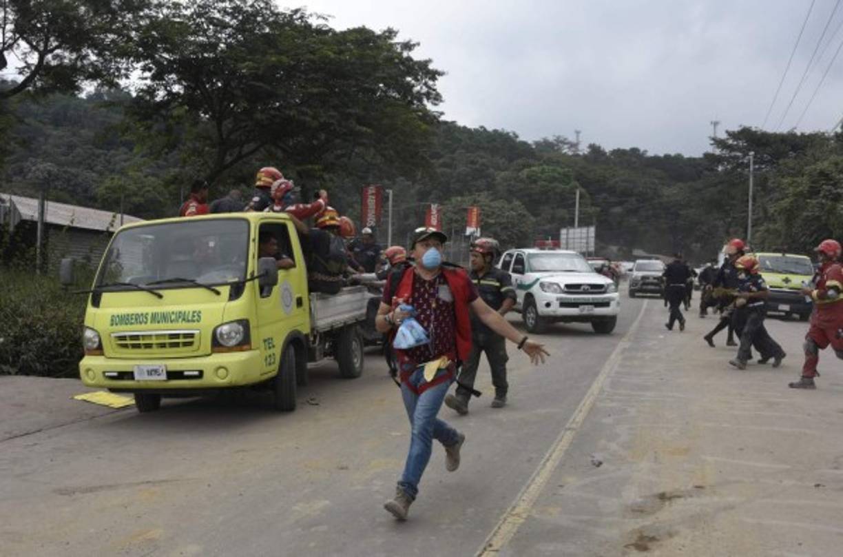 Rescatistas, periodistas y voluntarios huyeron despavoridos de la zona del desastre en Guatemala tras registrarse una nueva explosión del volcán de Fuego esta tarde.