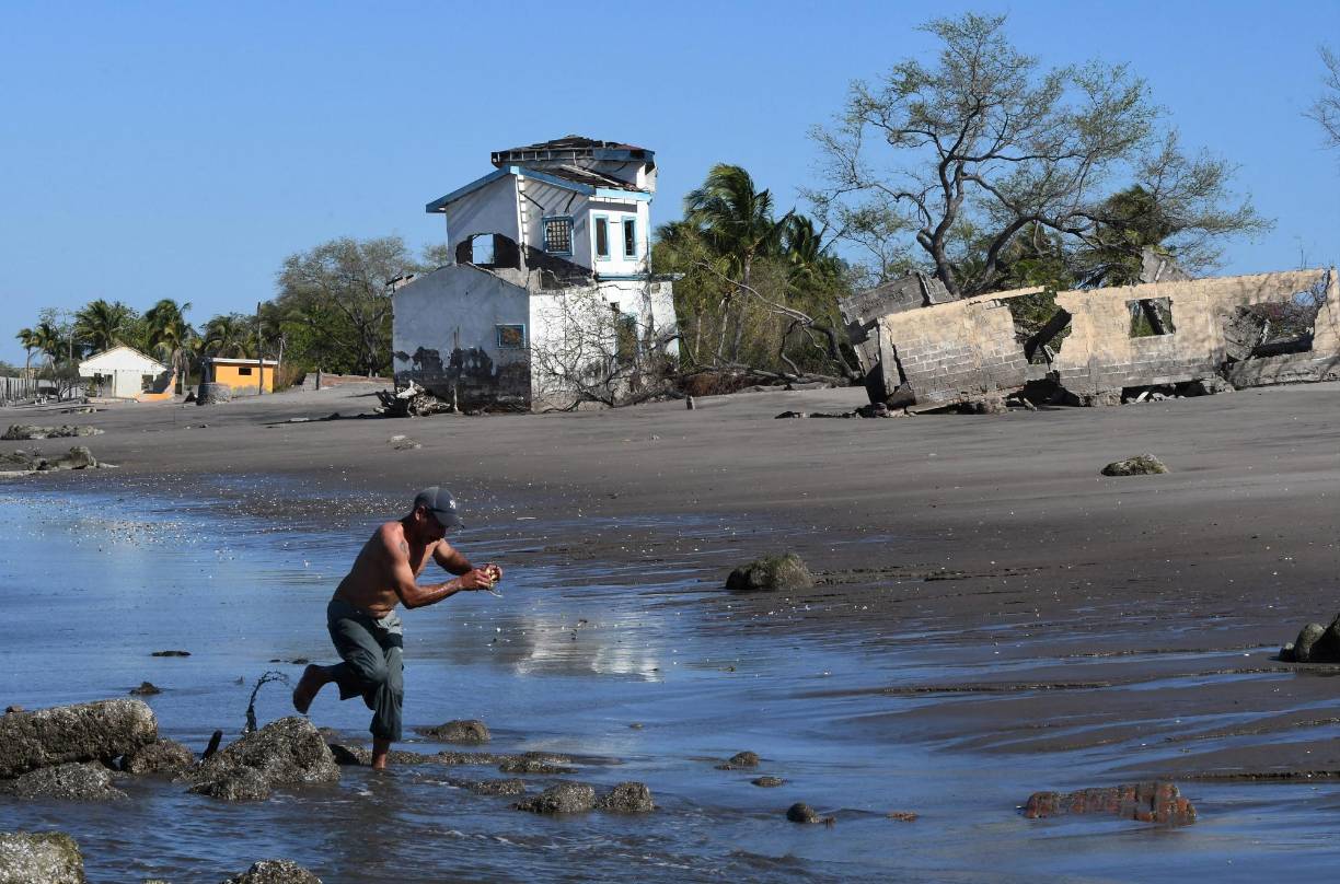 En Cedeño, el ambiente de desolación es visible: la escuela Michel Hasbún, a la que asistían unos 400 niños, quedó abandonada, lo mismo que la sede de la policía o el parque central de la comunidad.