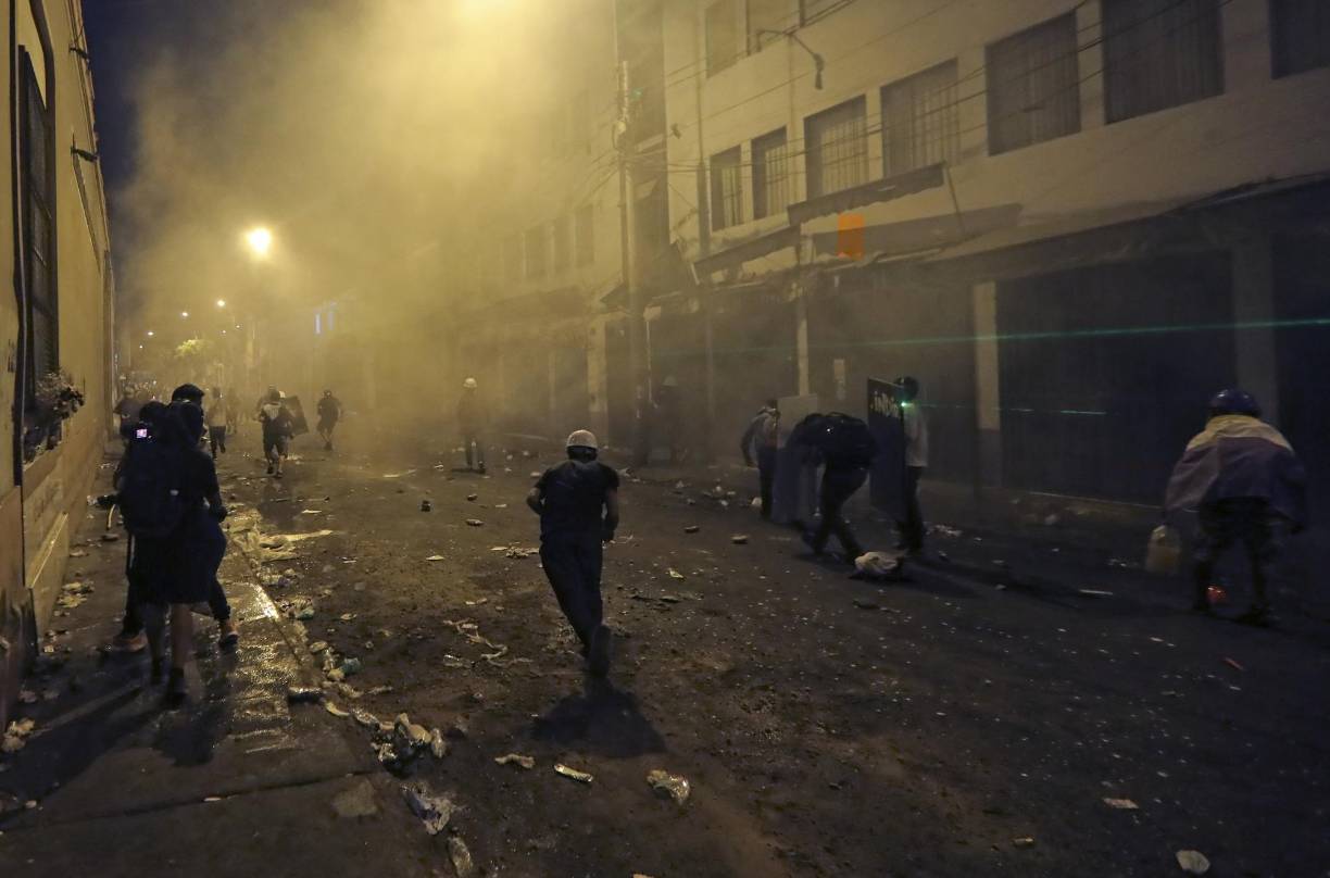 El poder político ha sido incapaz de encontrar una respuesta a las demandas de la población, sobre todo rurales del sur andino de mayoría indígena, históricamente postergadas, que habían apostado a mejorar sus condiciones de vida con la llegada del izquierdista Pedro Castillo a la Presidencia (2021-2022), destituido y detenido el 7 de diciembre tras intentar disolver el Congreso.