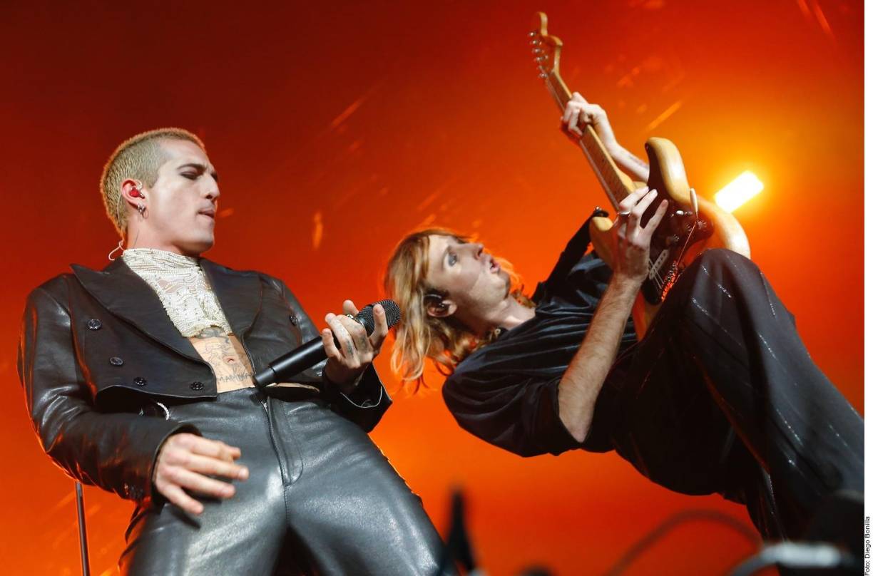 Después de la intro de “Gasoline”, en la pista del Palacio, debido a la euforia, la gente empezó a empujarse contra las rejas que separaban al público del escenario.Al darse cuenta de que muchas personas estaban en riesgo y que les empezó a costar trabajo respirar, el vocalista detuvo el show para suplicarle ayuda al personal del recinto. La gente le aplaudió el gesto.”OK, volvamos a empezar”, agregó. Y volvieron a tocar “Gasoline” desde el principio.