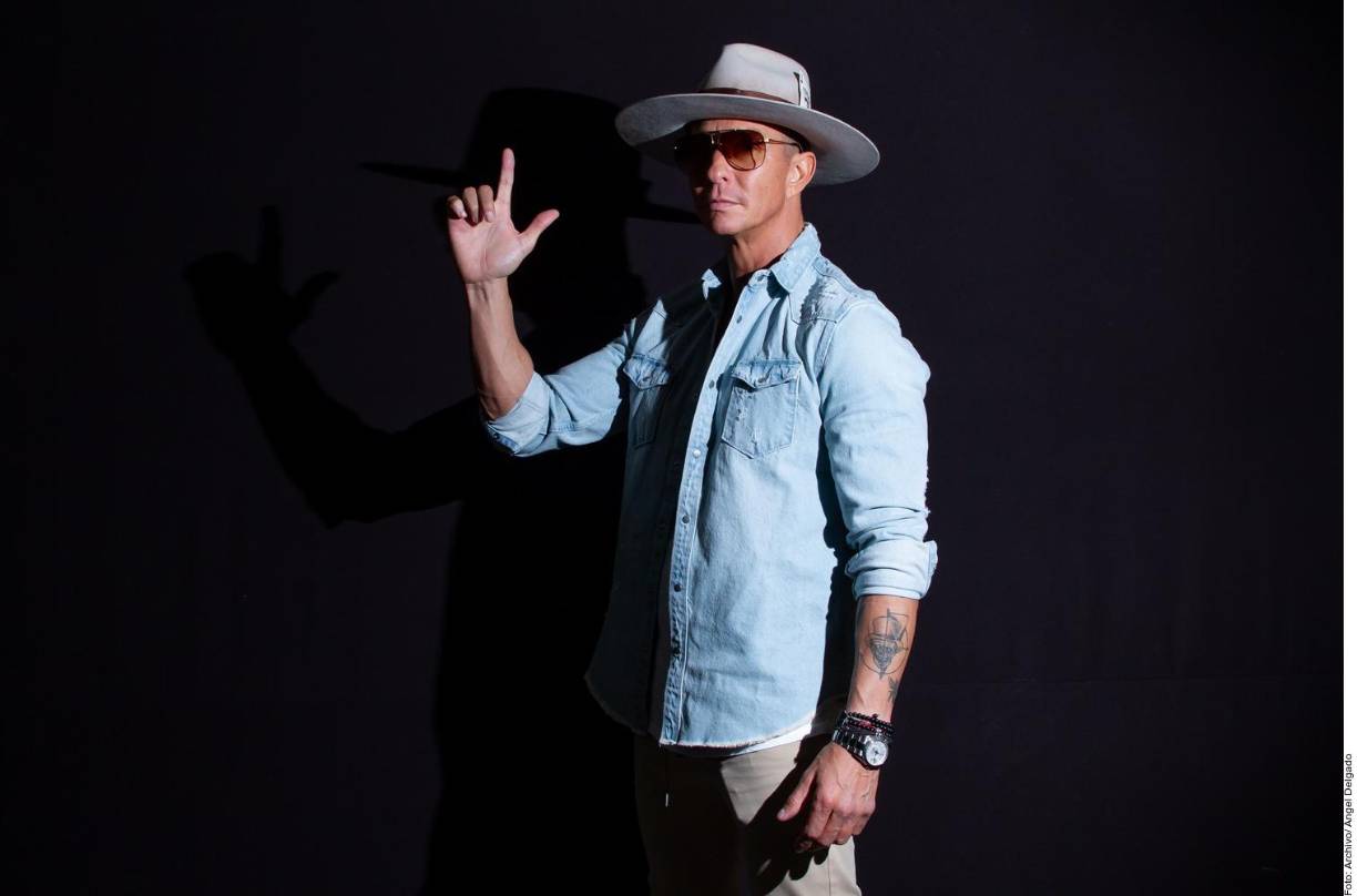 ¿Por qué ha tenido tanto pegue?, se le cuestionó al cantante en entrevista telefónica. “Ah, pues es la suerte del que no se baña...”, bromeó Erik. “No, a ver, tengo mi corazoncito. Mi corazoncito es el que las cautivaba”.