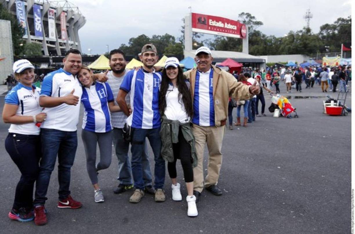 La afición hondureña se preparó para apoyar a su selección en el partido contra México en el Estadio Azteca.