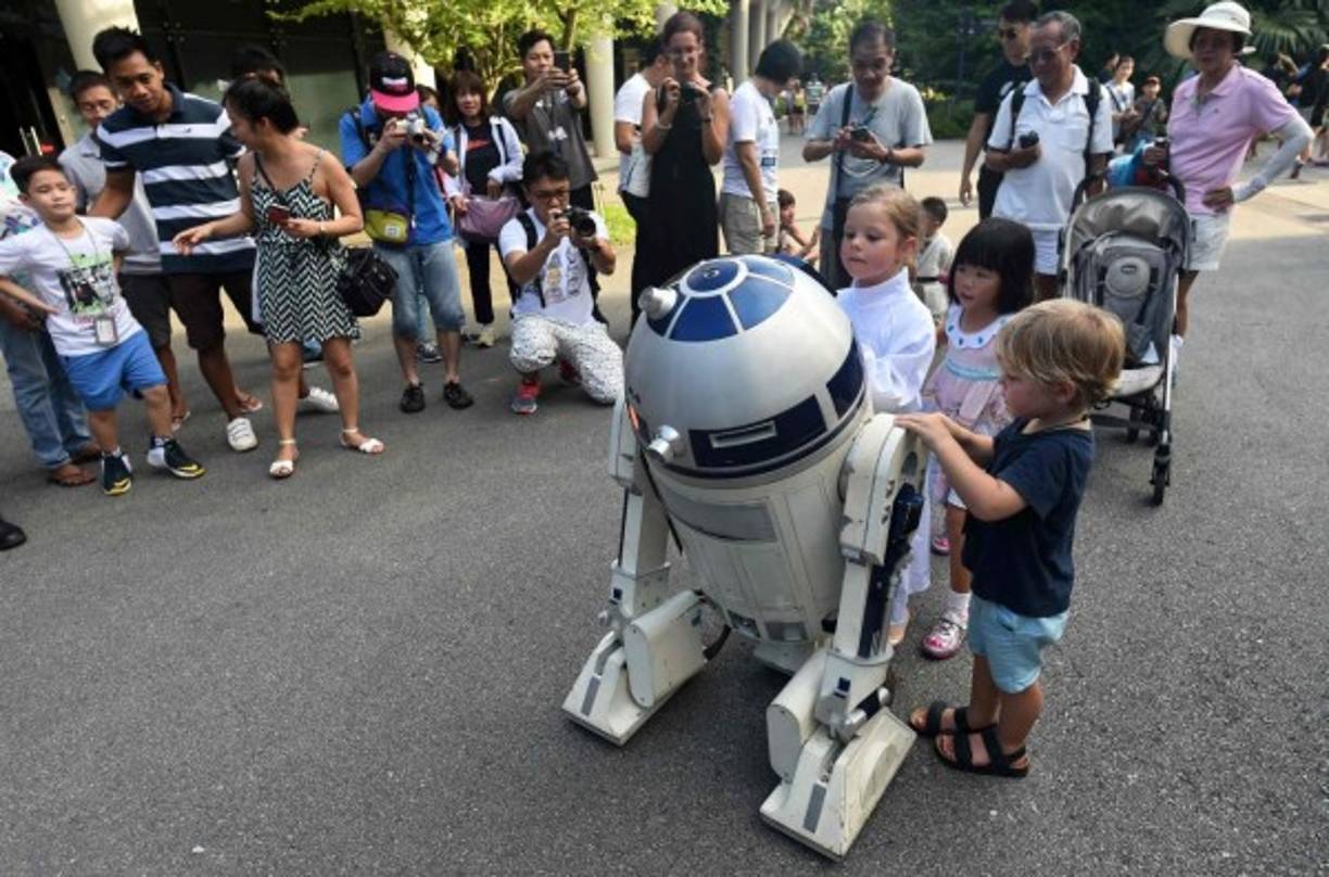Un grupo de pequeños rodean a R2-D2, el simpático y a veces malhumorado androide de Star Wars.