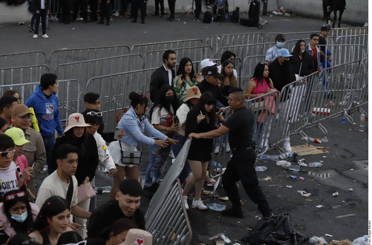 El estadio estaba preparado para recibir a unas 80.000 personas pero dada la duplicidad de los boletos, la entrada se vio fuertemente disminuida.