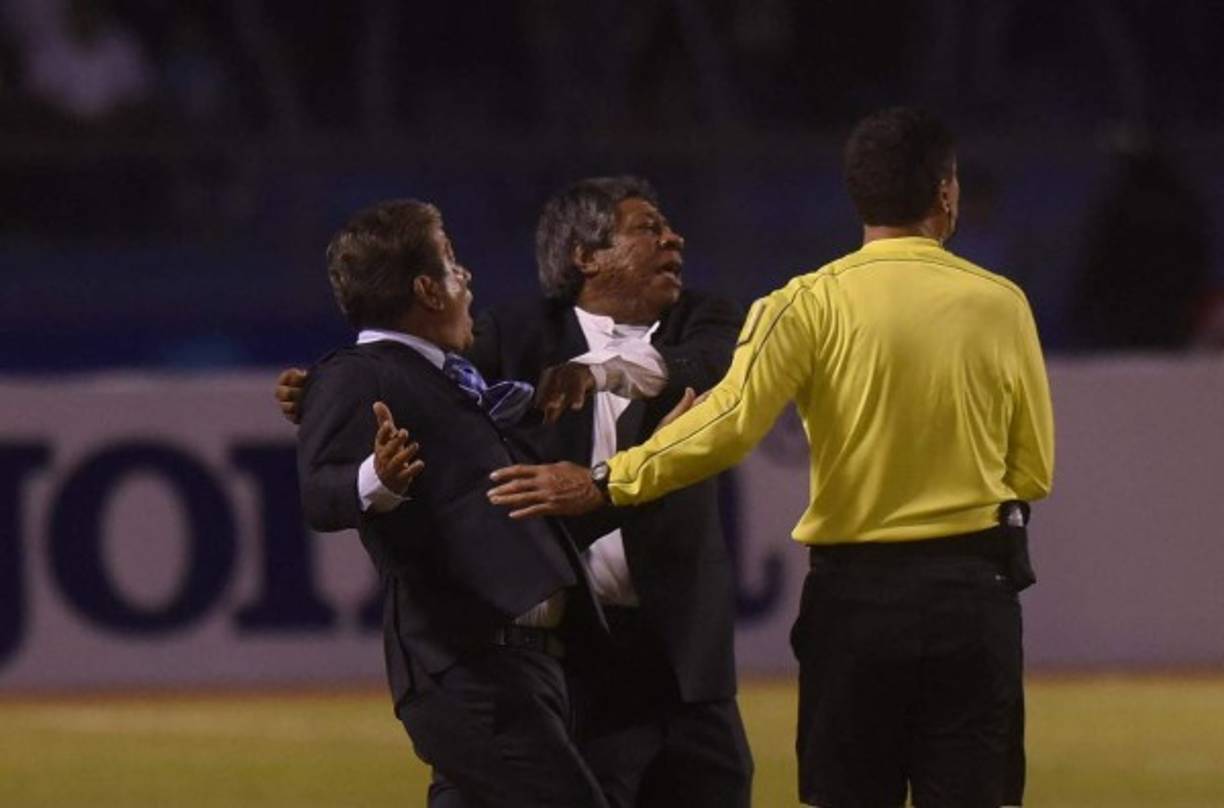 Pinto casi se cae. Primi hizo que lo sacaran del partido.