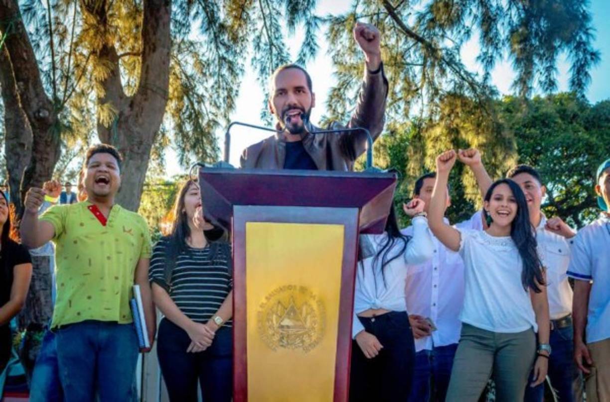 Según el libro ¿Quién es Nayib Bukele?, del periodista Geovani Galeas, una tarde de 1987 el candidato vio ingresar en forma secreta a su casa al comandante guerrillero Schafik Handal, uno de los cinco comandantes de la cúpula del FMLN.