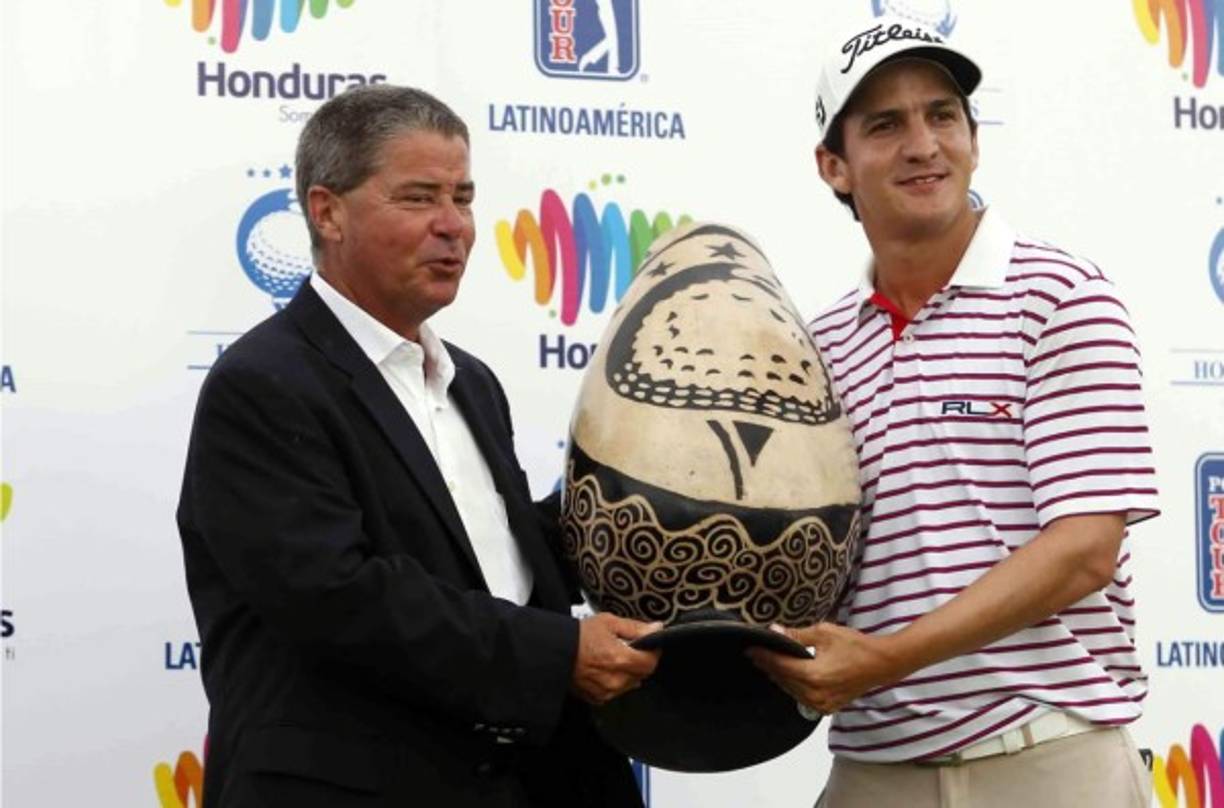 Velázquez junto a Matt Delaney, director de torneos del PGA.