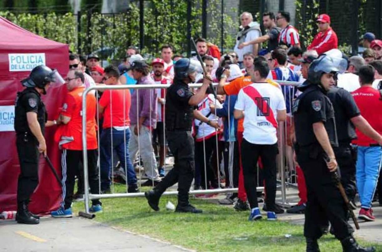 Aficionados de River Plate han protagonizado terribles actos de violencia previo a la final de Copa Libertadores.