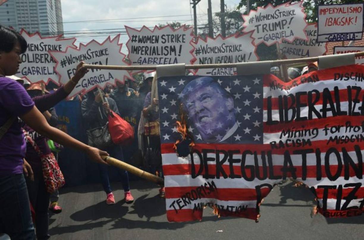 Manifestantes hacen 'una huelga de mujeres' donde protestan contra el presidente estadounidense Donald Trump en Filipinas.