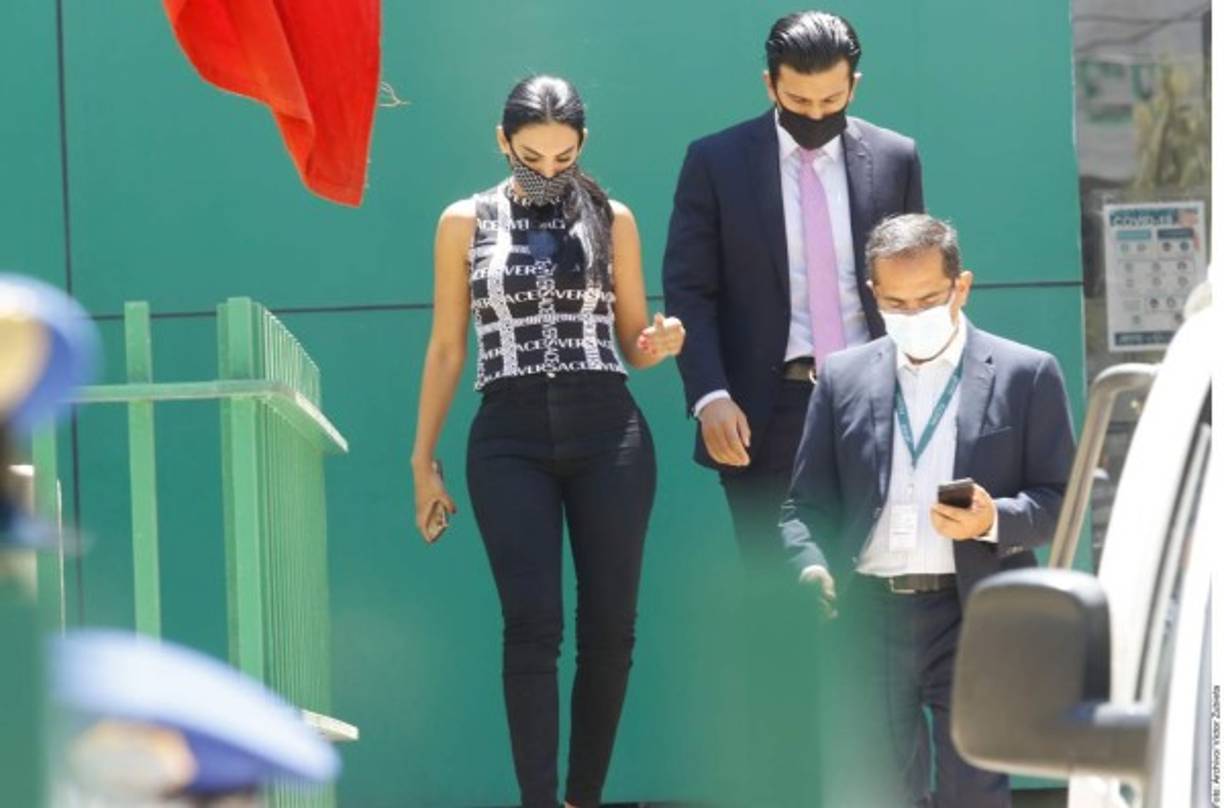 'Estamos luchando contra la violencia hacia la mujer, contra los feminicidios, todos los días nos matan, y ustedes levantan la voz para que este tipo de burlas, entrevistas pasen...”.