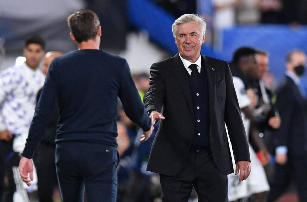 Carlo Ancelotti saludando al entrenador del Eintracht Frankfurt, Oliver Glasner, al final del partido.