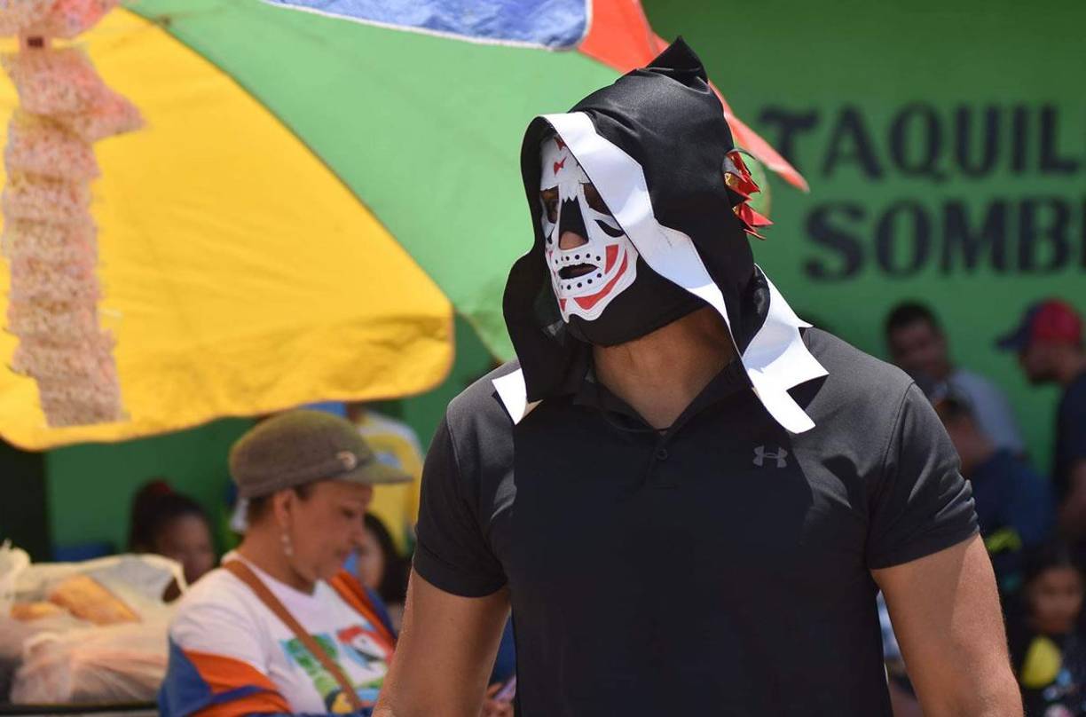 Este aficionado llamó la atención con su máscara.