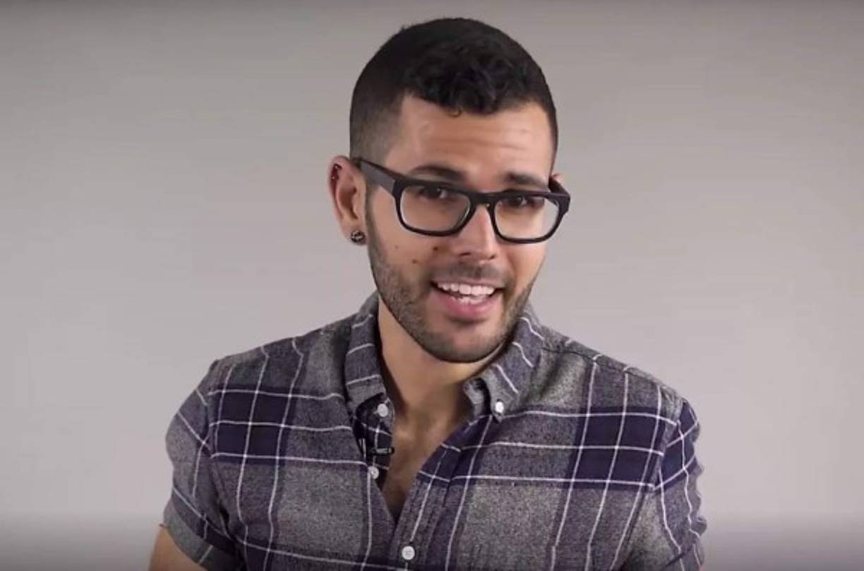 Carlos Maza<br/><br/>Es un periodista y vloggero que en el pasado fue acosado por Steven Crowder, comentarista estadounidense abiertamente de derecha, a través de su canal de YouTube. <br/><br/>Maza lo denunció a la plataforma pero no hicieron nada, así que decidió publicar su problemática en Twitter; Su hilo rápidamente se volvió viral, lo que provocó una respuesta de YouTube, que desmonetizó el canal de Crowder.