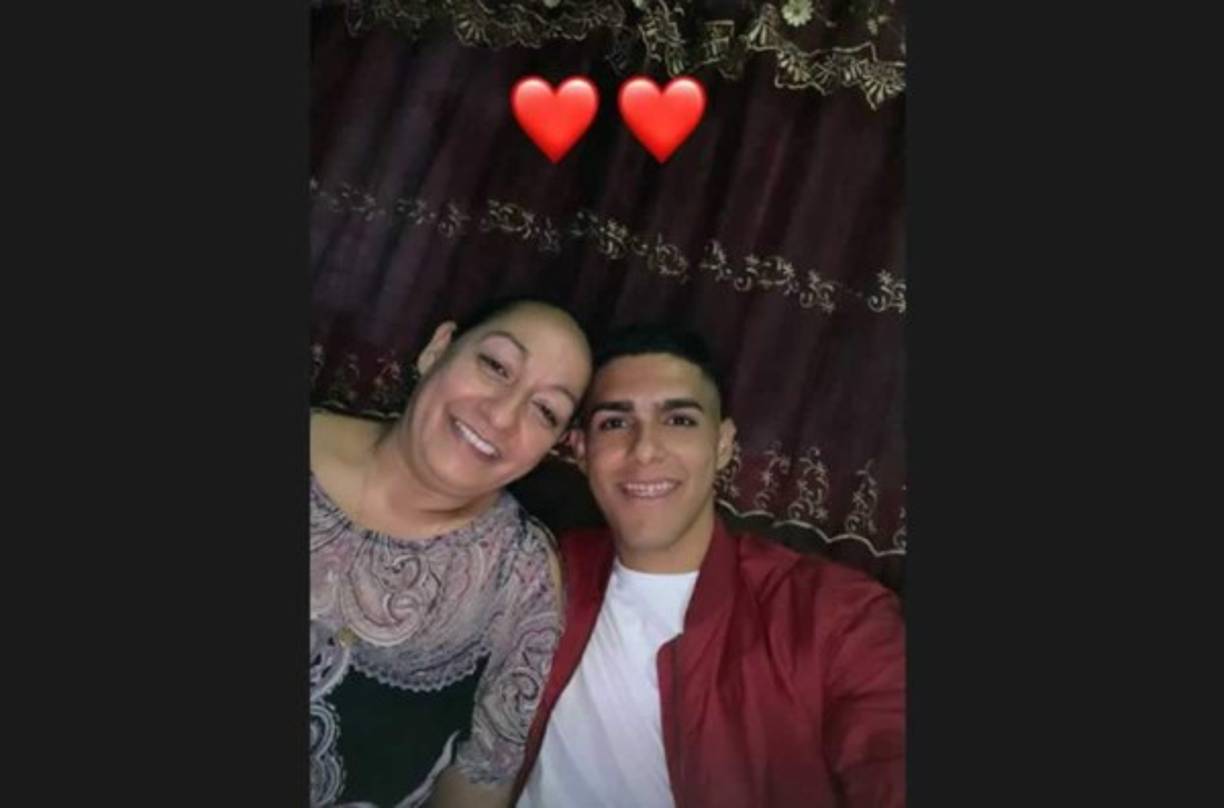 Luis Palma - El goleador y figura del Vida de La Ceiba junto a su madre en la Navidad.
