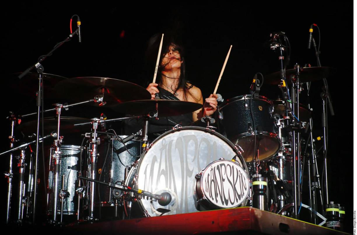 Al pronunciar la primera frase de “Beggin’”, tema original de Frankie Valli and The Four Seasons, los presentes sacaron los celulares para inmortalizar el momento, cantar y brincar.Entre el público predominaron los vestuarios en piel y las chaquetas de cuero, ojos con delineador negro y labiales oscuros.Måneskin pidió a los fans que hicieran mucho ruido para poder tocarles “For Your Love”.