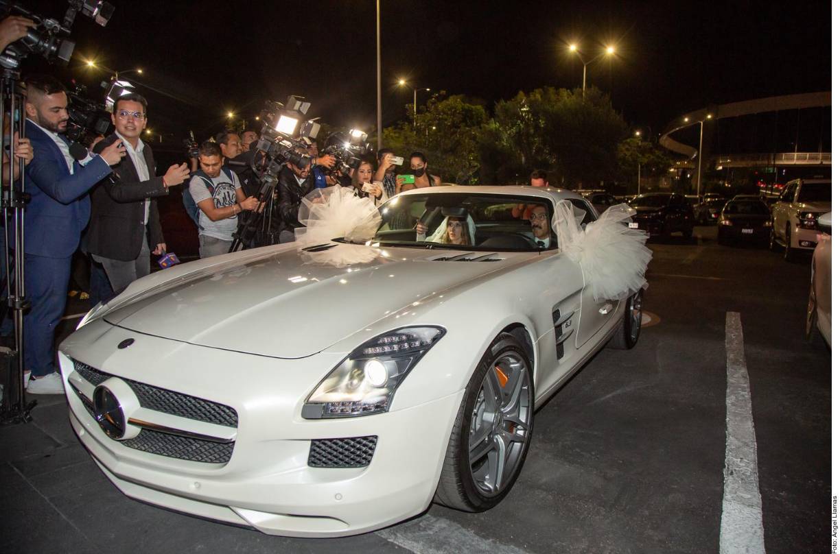 En este auto llegó la novia a la iglesia. 