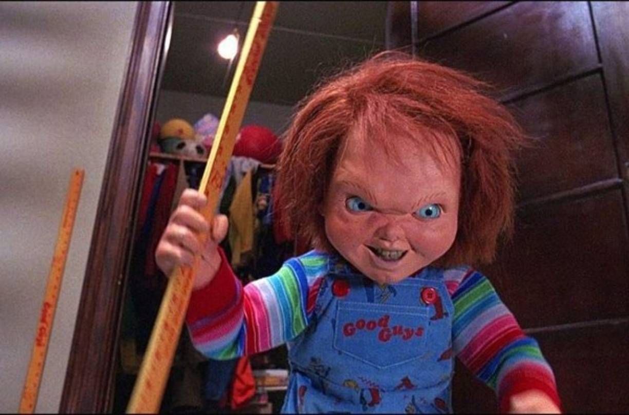Chucky<br/><br/>Es un personaje ficticio de la saga de películas de terror Child's Play, creado por Don Mancini. Chucky es un muñeco que fue poseído por medio de magia vudú por el asesino en serie Charles Lee Ray. En todas las películas, el argumento gira en torno a que Chucky busca a un niño para tomar su cuerpo y así el alma de Lee Ray no quede atrapada para siempre en el muñeco.<br/>